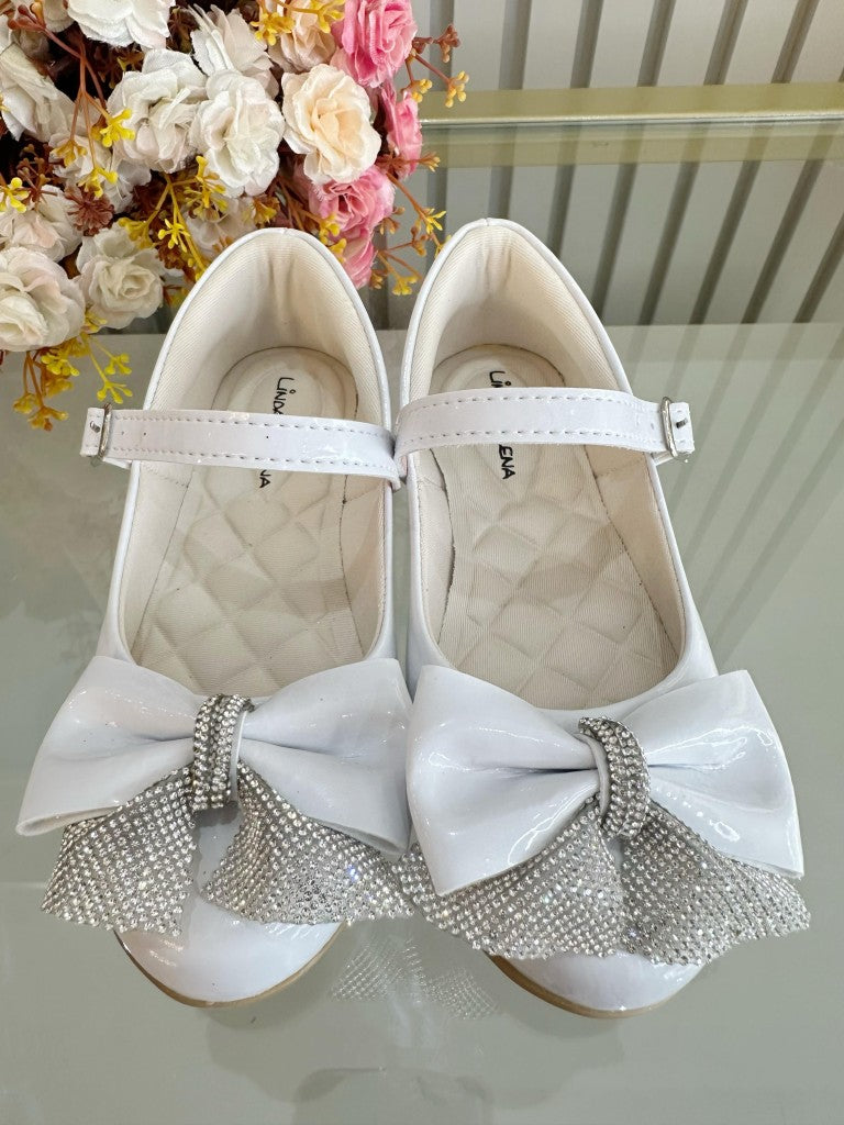 Zapatos infantiles de charol blanco con aplique de lazo de diamantes de imitación 