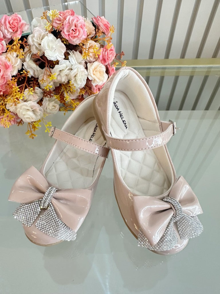 Zapatos infantiles de charol color nude con aplique de lazo de diamantes de imitación 