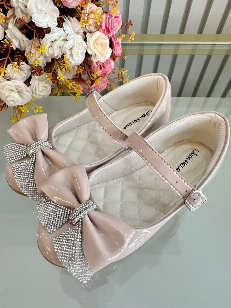 Zapatos infantiles de charol color nude con aplique de lazo de diamantes de imitación 