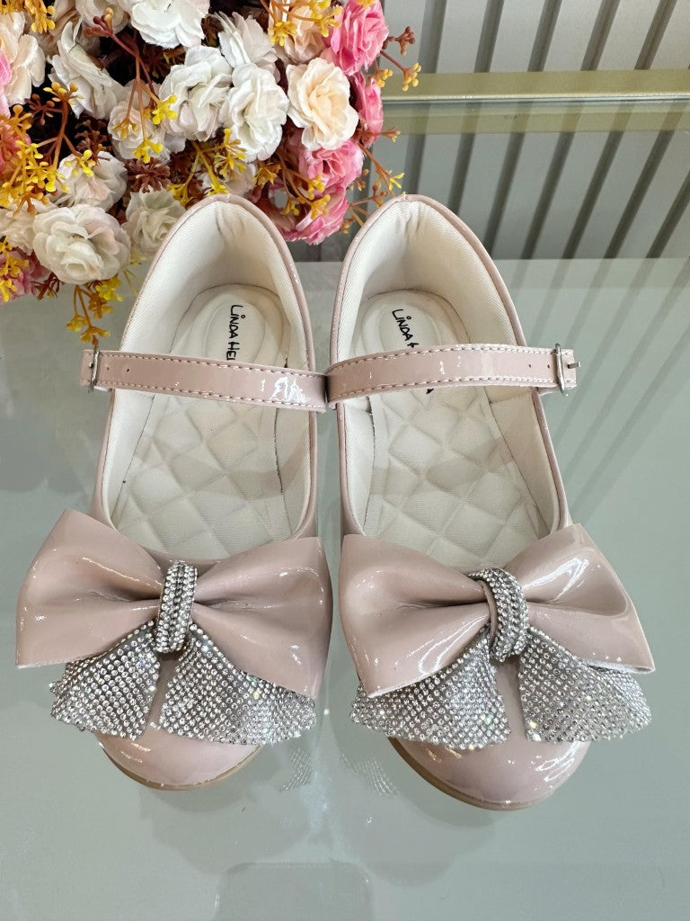 Zapatos infantiles de charol color nude con aplique de lazo de diamantes de imitación 