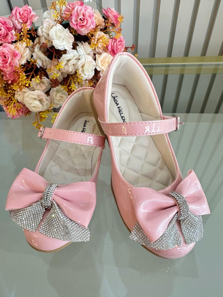 Zapato infantil de charol rosa con aplique de lazo de diamantes de imitación 