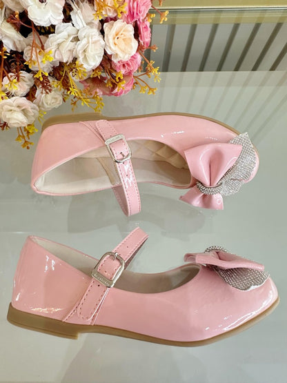 Zapato infantil de charol rosa con aplique de lazo de diamantes de imitación 