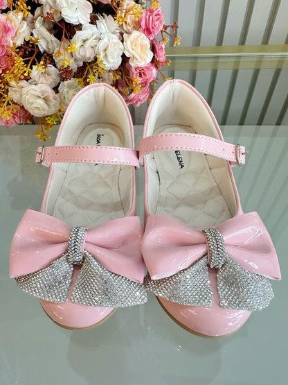 Zapato infantil de charol rosa con aplique de lazo de diamantes de imitación 