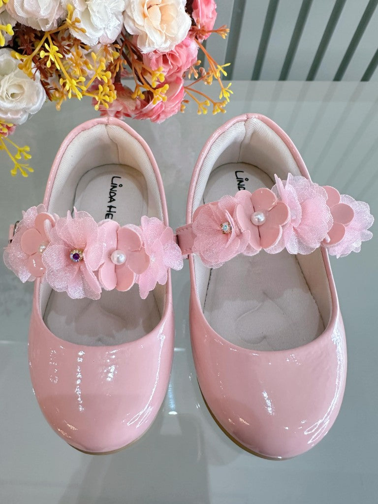 Zapatos infantiles de charol rosa con apliques florales de lujo