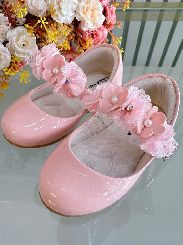 Zapatos infantiles de charol rosa con apliques florales de lujo