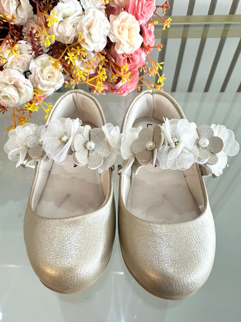 Zapatos infantiles dorados mate con apliques florales de lujo
