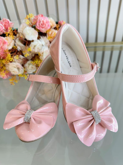 Zapato de tacón de charol rosa con lazo y aplique de pedrería