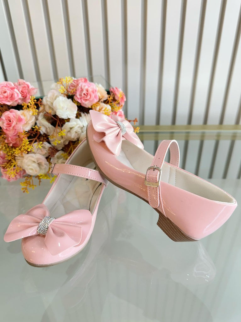 Zapato de tacón de charol rosa con lazo y aplique de pedrería
