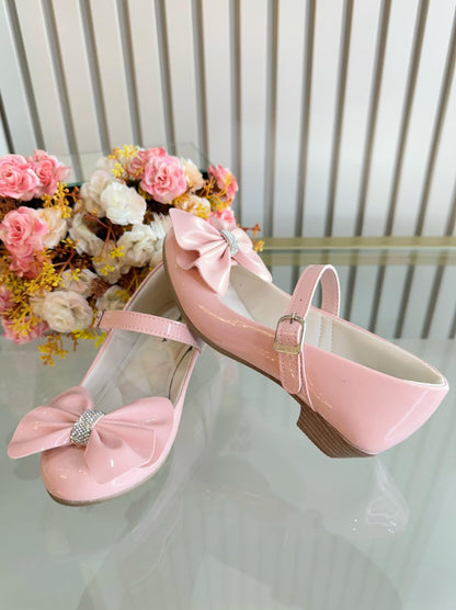 Zapato de tacón de charol rosa con lazo y aplique de pedrería