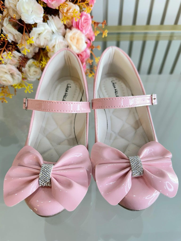 Zapato de tacón de charol rosa con lazo y aplique de pedrería