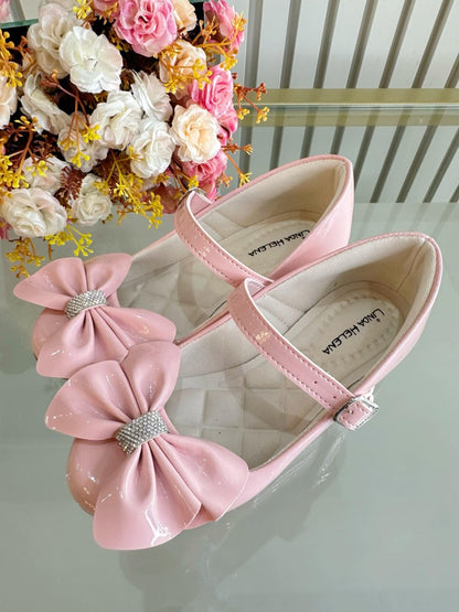 Zapato de tacón de charol rosa con lazo y aplique de pedrería