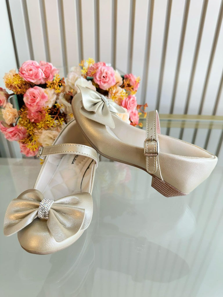 Zapato de tacón dorado mate con lazo y aplique de diamantes de imitación