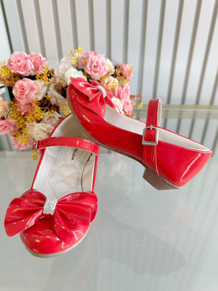 Zapato de tacón de charol rojo con lazo y aplique de pedrería
