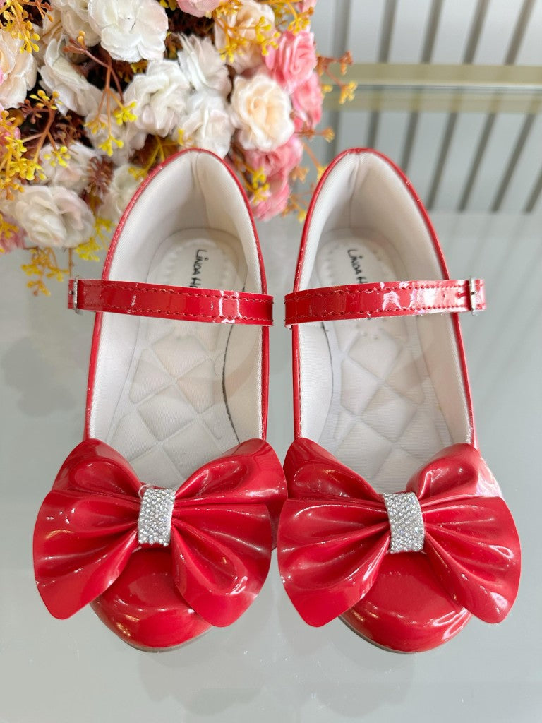 Zapato de tacón de charol rojo con lazo y aplique de pedrería