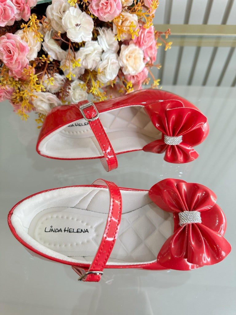 Zapato de tacón de charol rojo con lazo y aplique de pedrería
