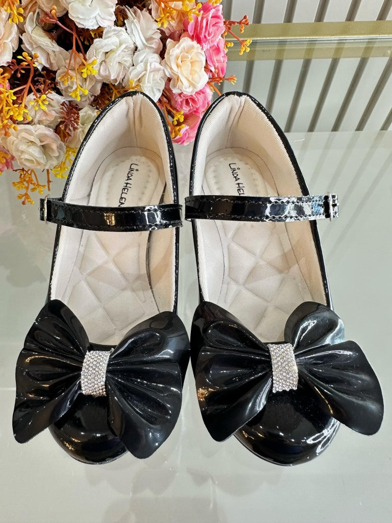 Zapato de tacón de charol negro con lazo y aplique de pedrería