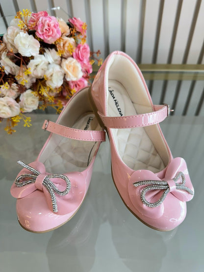 Zapatos infantiles de charol rosa con lazo y aplique de pedrería 