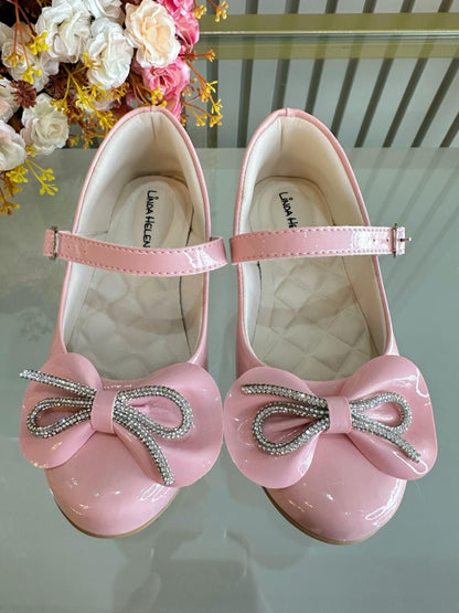 Zapatos infantiles de charol rosa con lazo y aplique de pedrería 