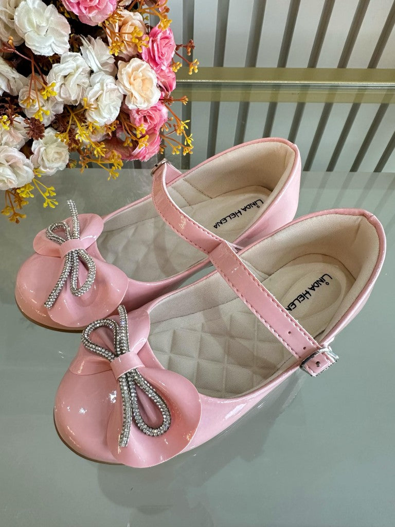 Zapatos infantiles de charol rosa con lazo y aplique de pedrería 