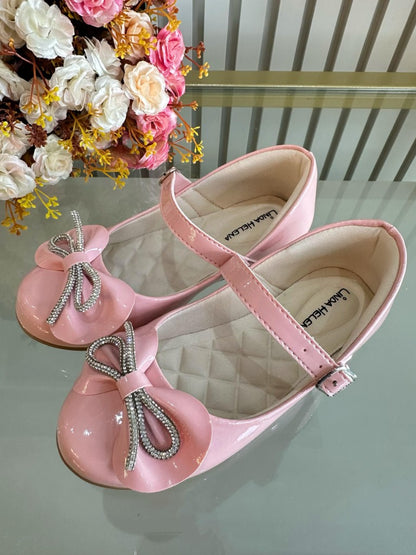 Zapatos infantiles de charol rosa con lazo y aplique de pedrería 