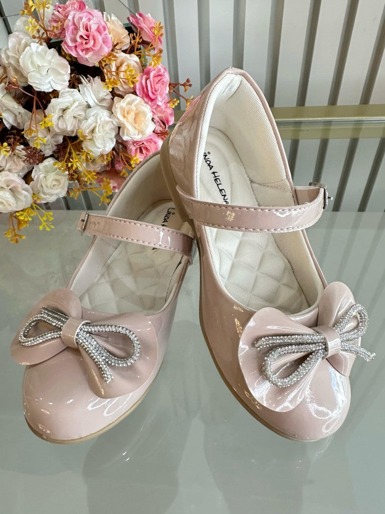 Zapatos infantiles de charol color nude con lazo y aplique de pedrería 