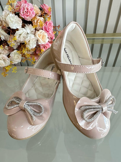 Zapatos infantiles de charol color nude con lazo y aplique de pedrería 