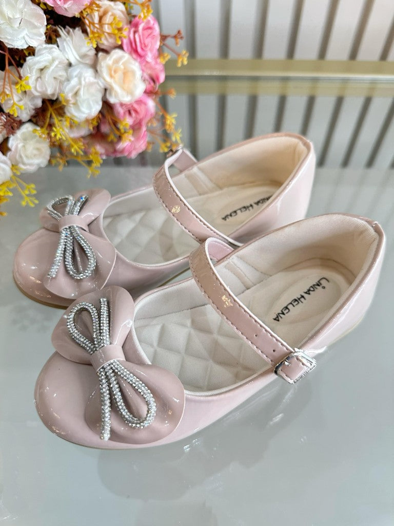 Zapatos infantiles de charol color nude con lazo y aplique de pedrería 