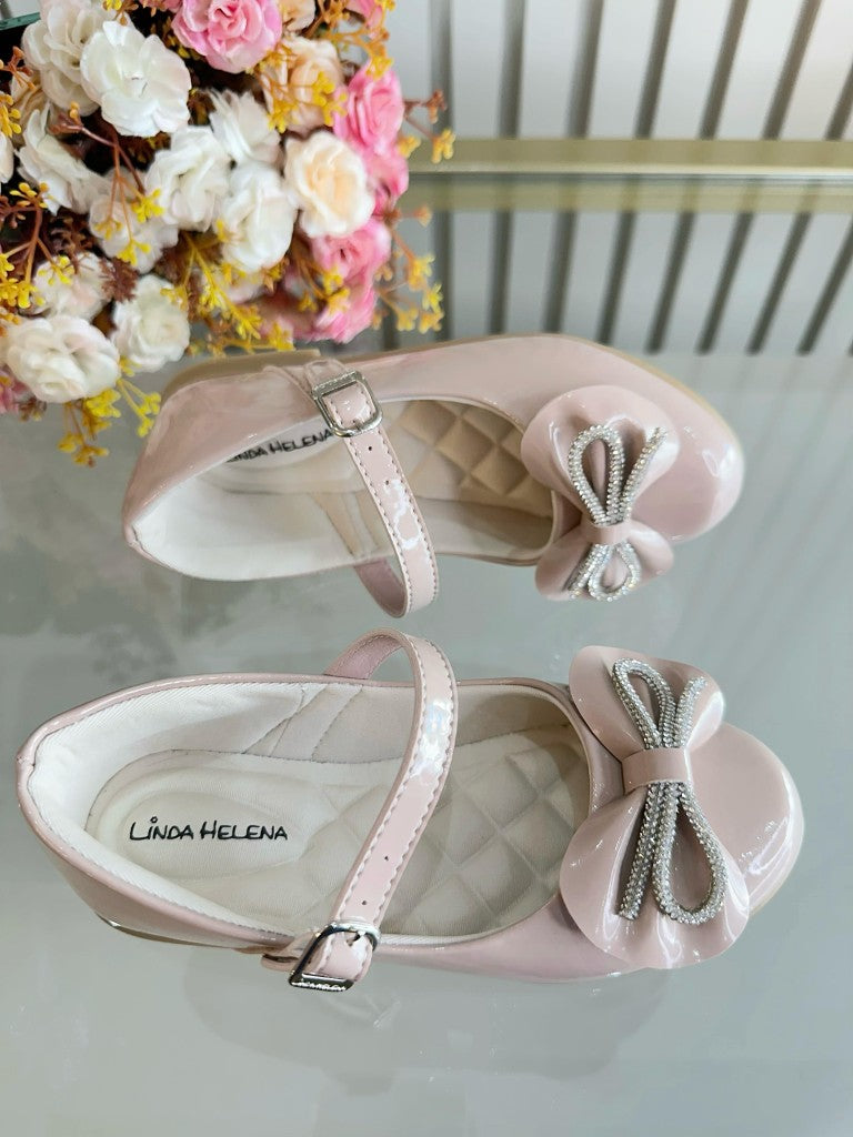 Zapatos infantiles de charol color nude con lazo y aplique de pedrería 