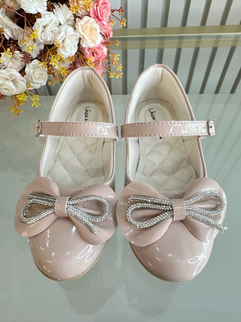 Zapatos infantiles de charol color nude con lazo y aplique de pedrería 