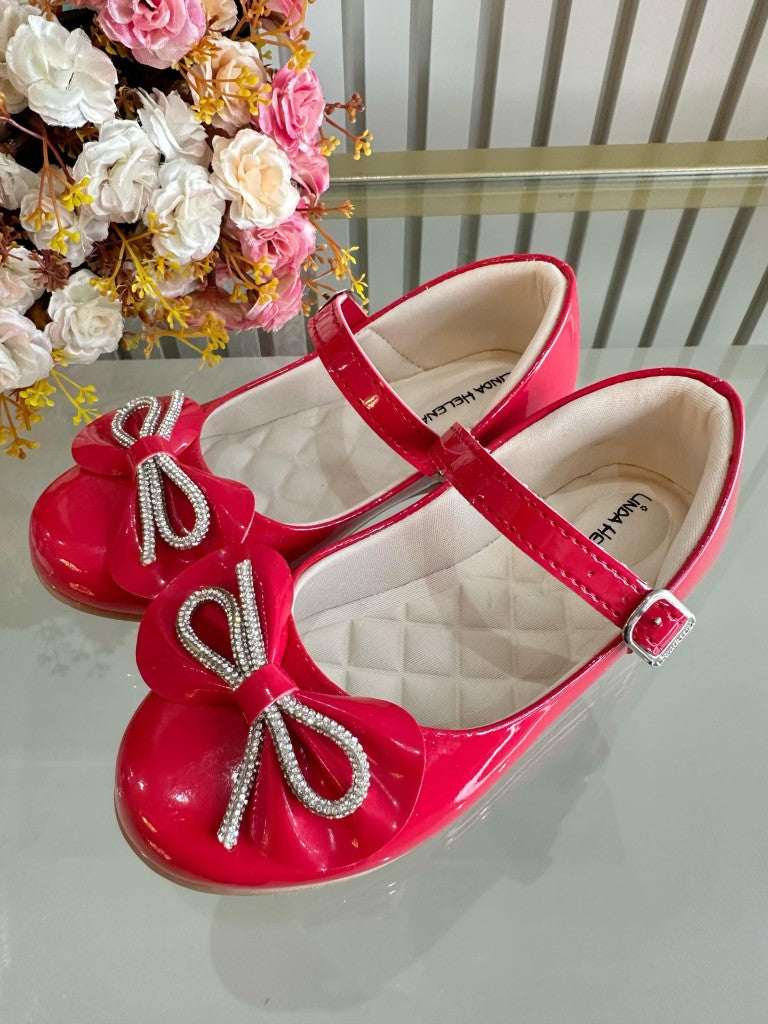 Zapatos infantiles de charol rojo con lazo y aplique de pedrería