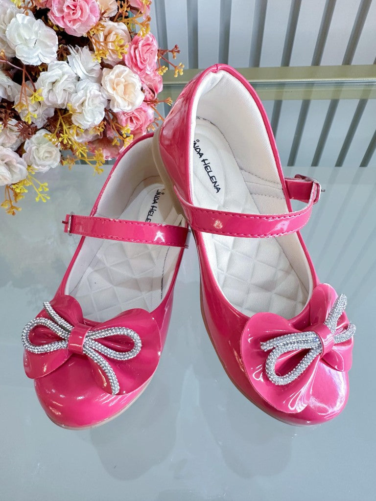 Zapatos infantiles de charol rosa con lazo y aplique de pedrería 