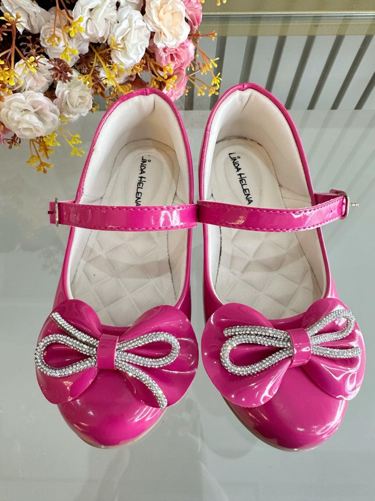 Zapatos infantiles de charol rosa con lazo y aplique de pedrería 