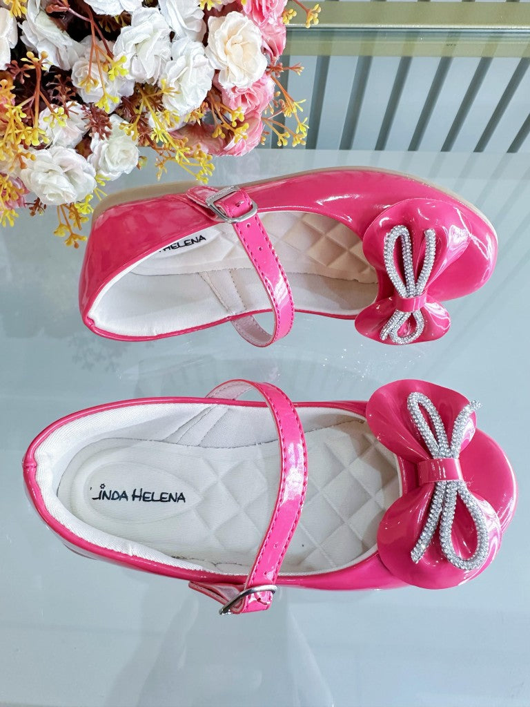 Zapatos infantiles de charol rosa con lazo y aplique de pedrería 