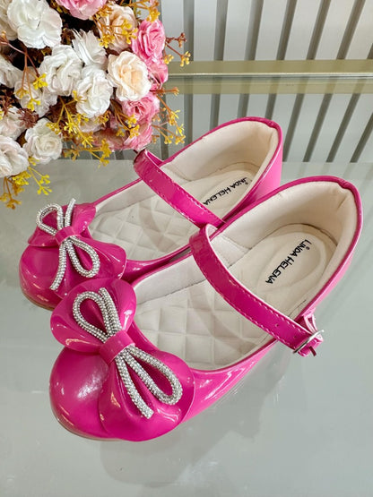 Zapatos infantiles de charol rosa con lazo y aplique de pedrería 