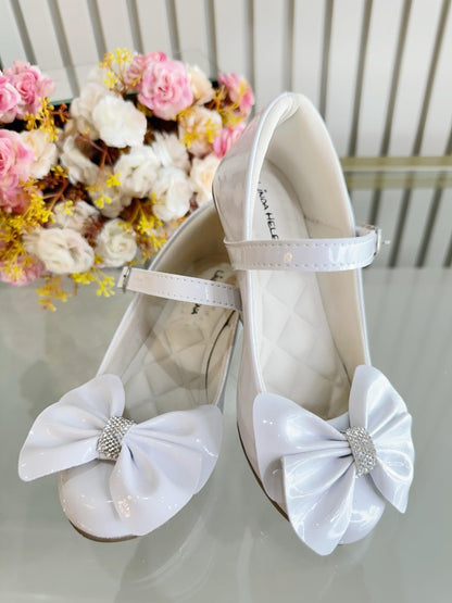 Zapato de tacón de charol blanco con lazo y aplique de pedrería