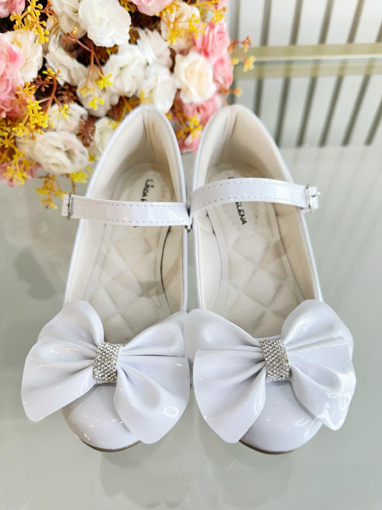 Zapato de tacón de charol blanco con lazo y aplique de pedrería