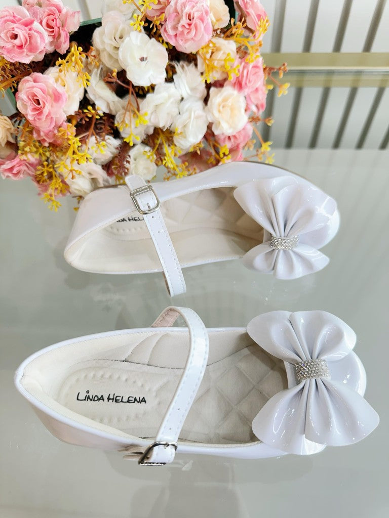Zapato de tacón de charol blanco con lazo y aplique de pedrería