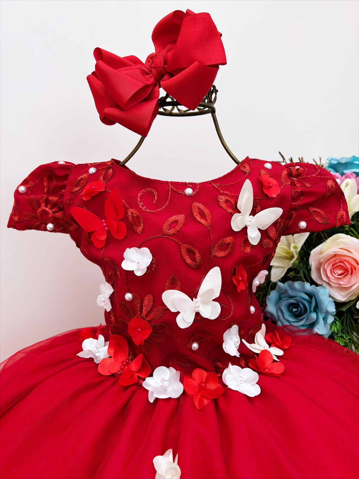 Vestido infantil rojo con apliques de encaje, flores y mariposas