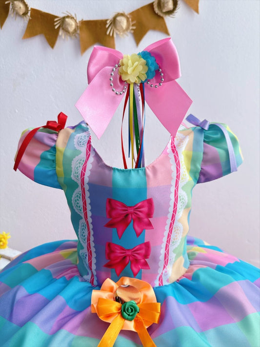 Fiesta infantil de Arraiá de junio: vestido a cuadros colorido de San Juan