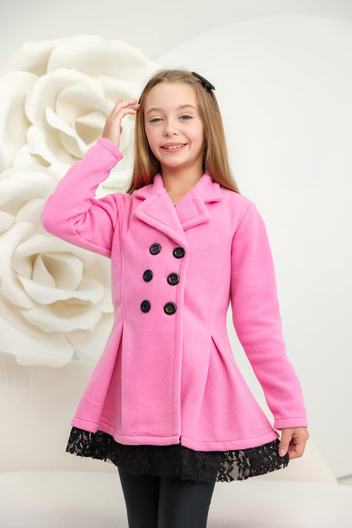 Abrigo infantil de encaje suave con botón rosa chicle