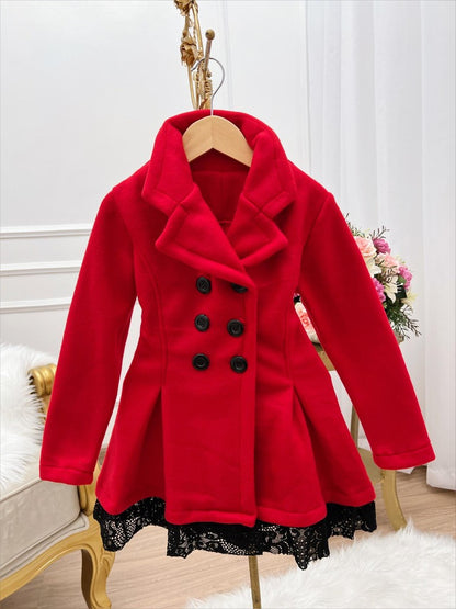 Abrigo infantil de encaje suave con botón rojo 