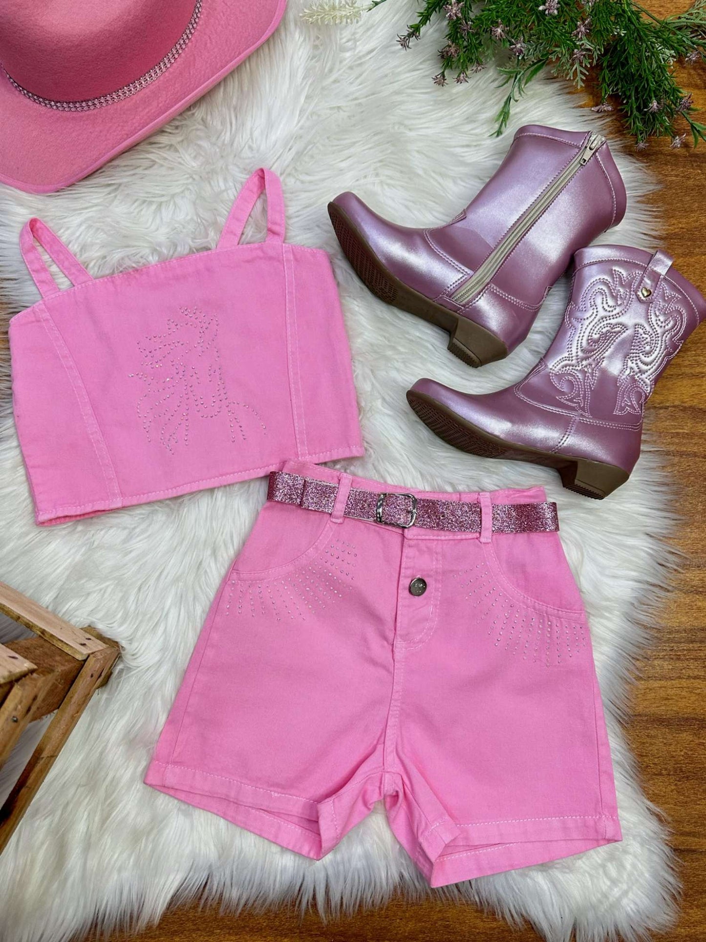 Conjunto infantil casual de blusa y pantalón corto de sarga rosa tipo boiadeira