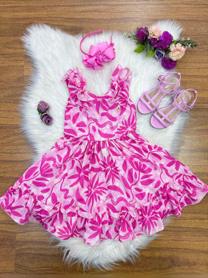 Vestido infantil informal de primavera con estampado floral rosa chicle 