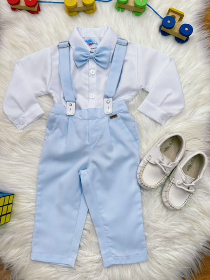 Conjunto social para bebé, camisa blanca, pantalón, corbata y tirantes azules.