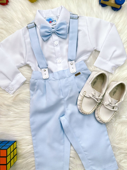 Conjunto social para bebé, camisa blanca, pantalón, corbata y tirantes azules.