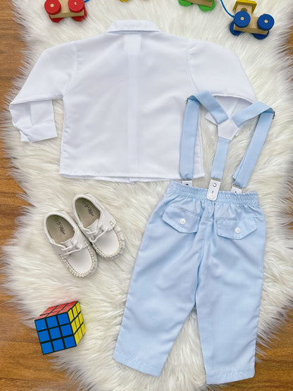 Conjunto social para bebé, camisa blanca, pantalón, corbata y tirantes azules.