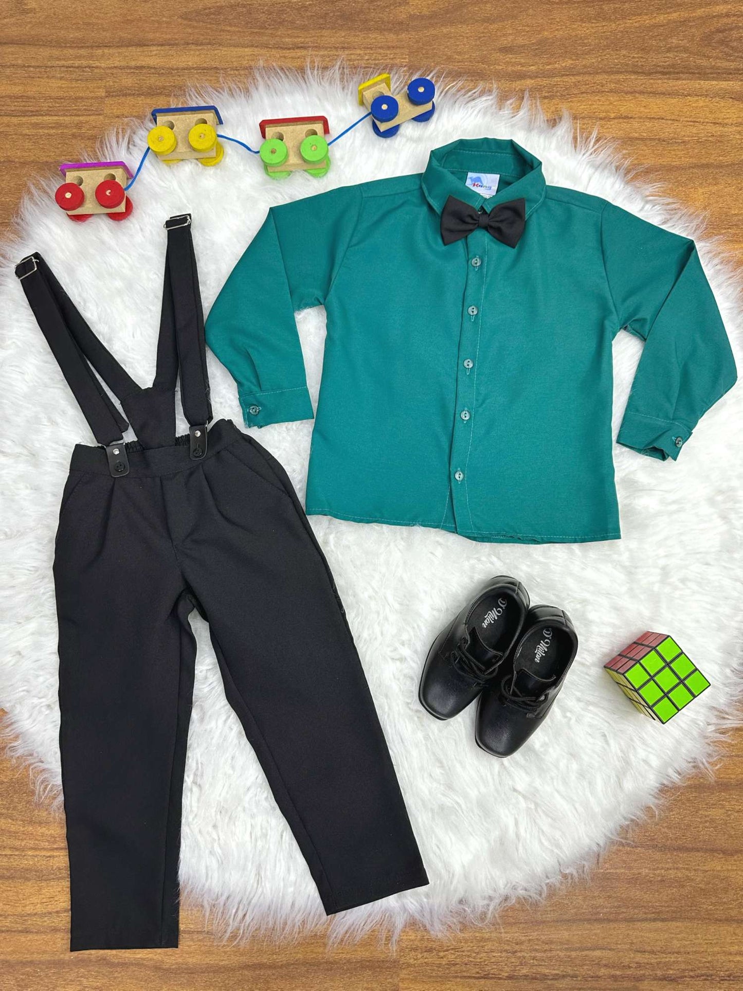 Conjunto formal verde oscuro: camisa, pantalón, corbata y tirantes