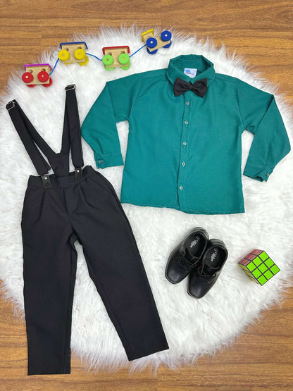 Conjunto formal verde oscuro: camisa, pantalón, corbata y tirantes