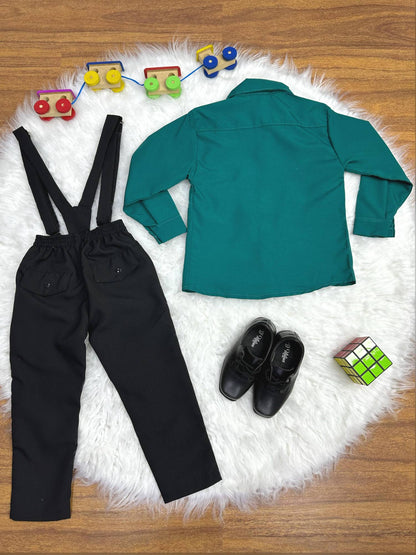 Conjunto formal verde oscuro: camisa, pantalón, corbata y tirantes