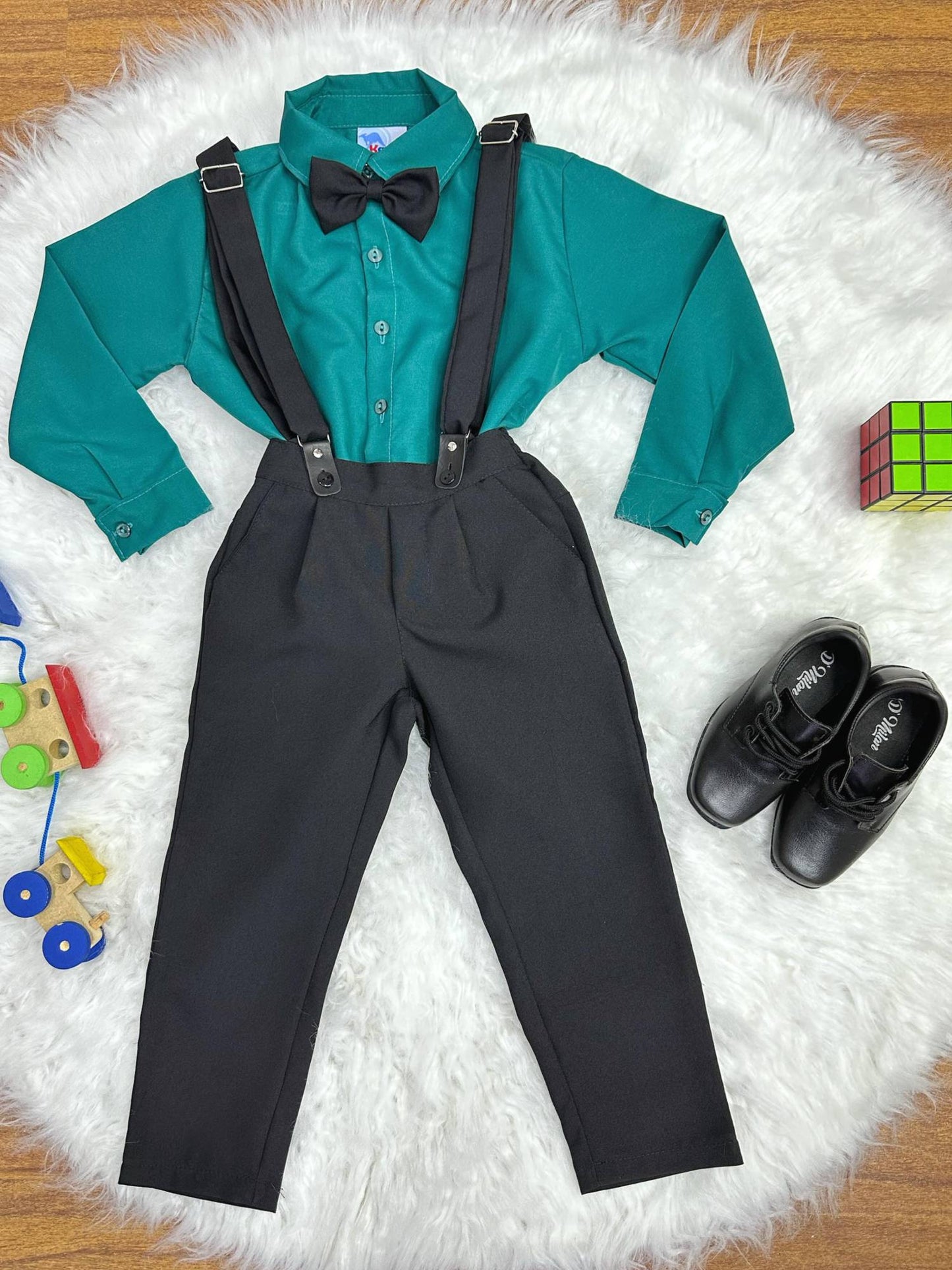 Conjunto formal verde oscuro: camisa, pantalón, corbata y tirantes